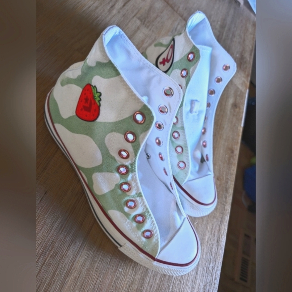 CONVERSE Chuck Taylor Hi Top Custom Strawberry Cow Patch size 10.5W 8.5M - Picture 3 of 11